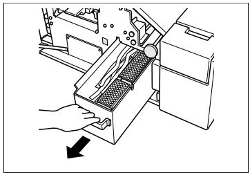 KONICA MINOLTA DI750 - Vider le bac de déchets de l'unité de massicotage. - 2