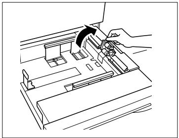 KONICA MINOLTA DI750 - Remplissage des bacs d'alimentation de papier 1, 2 et 3 - 1