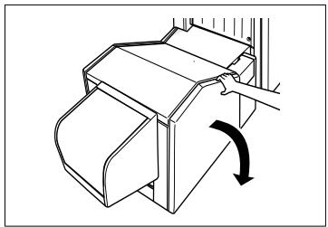 KONICA MINOLTA DI750 - Vider le bac de déchets de l'unité de massicotage. - 1