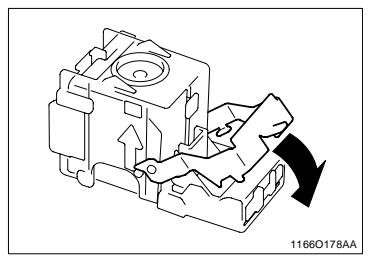 KONICA MINOLTA DI250 - Enlever le serrage papier dans l'agrafeuse - 6