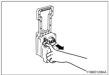 KONICA MINOLTA DI250 - Enlever le serrage papier dans l'agrafeuse - 4