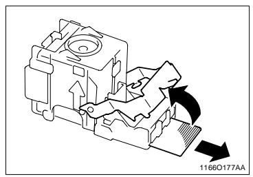 KONICA MINOLTA DI250 - Enlever le serrage papier dans l'agrafeuse - 5