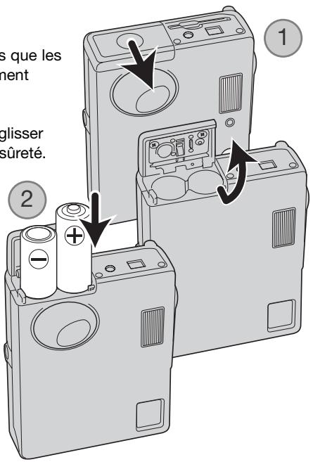KONICA MINOLTA DIMAGE X21 - MISE EN PLACE DES PILES - 1