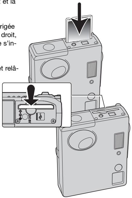 KONICA MINOLTA DIMAGE X31 - INSTALLATION ET RETRAIT D'UNE CARTE MÉMOIRE - 2
