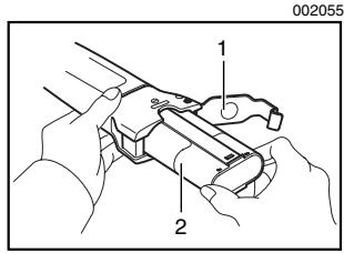 MAKITA DA312D - Instalación o desmontaje del cartucho de bateria - 1