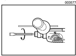 MAKITA HR2451 - Orientation du foret (lors d'un burinage, d'un écaillage, ou de travaux de démolition) - 2