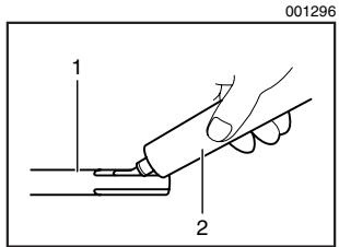MAKITA HR2451 - Installing or removing the bit - 1