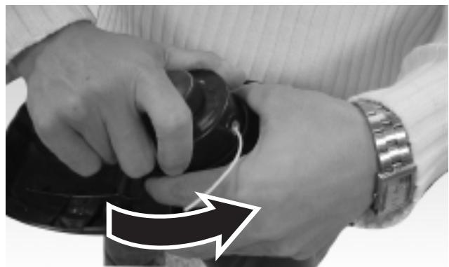 MCCULLOCH MCT2024 - 5-1. REMPLACEMENT DE LA BOBINE DE FIL DE NYLON - 1