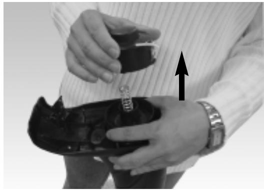 MCCULLOCH MCT2024 - 5-1. REMPLACEMENT DE LA BOBINE DE FIL DE NYLON - 2