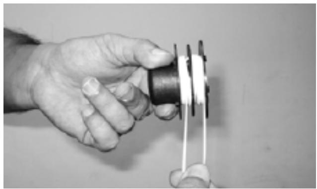 MCCULLOCH MCT2024 - 5-1. SUSTITUCION DEL CARRETE DEL CABLE DE NYLON - 5