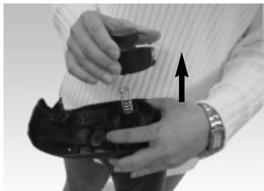 MCCULLOCH MCT2024 - 5-1. SUSTITUCION DEL CARRETE DEL CABLE DE NYLON - 2