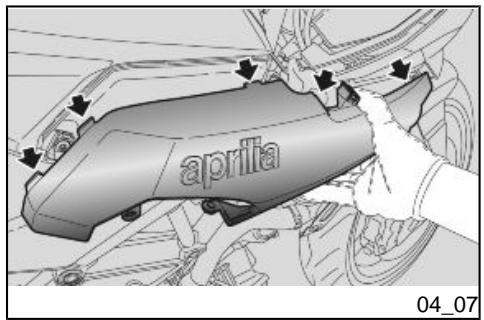 APRILIA SHIVER 750 GT - Desmontaje de los laterales (04_05, 04_06, 04_07) - 3