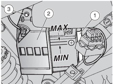 APRILIA ETX 125 - Dépose de la batterie - 3