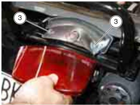 APRILIA QUASAR 180 - CHANGING THE TAIL LIGHT BULB - 1
