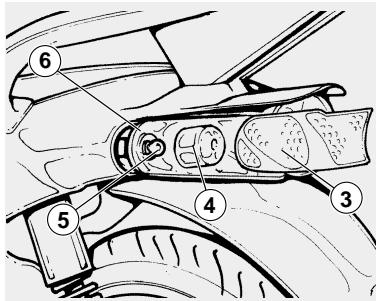 APRILIA SCARABEO 50 I.E 100 4T - REEMPLACEMENT DES AMPOULES DES INDICATEURS DE DIRECTION ARRIÈRE - 1