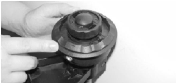 MTD MCT33360E - REPLACING TRIMMING LINE: EASY-LOAD HEAD - 2
