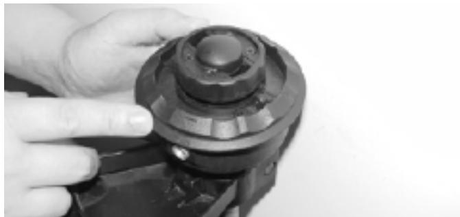MTD MCT33360E - CAMBIO DE LA Cabeza DE CARGA FÁCIL DEL HILO DE CORTE - 2