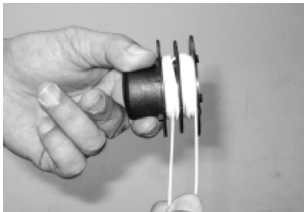 MTD 25P - REPLACE THE SPOOL OF NYLON LINE - 5