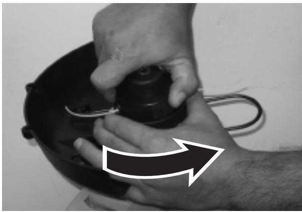MTD 27P - REPLACE THE SPOOL OF NYLON LINE - 1