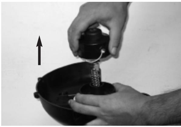 MTD 27P - REPLACE THE SPOOL OF NYLON LINE - 2