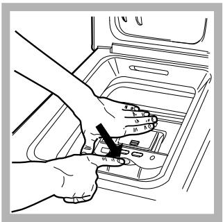 HOTPOINT-ARISTON AVTL 83 - Come aprire e chiudere il cestello - 2