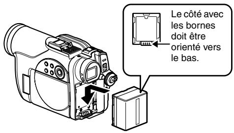 HITACHI DZ-BX31E - INSTALLATION DE LA BATTERIE SUR LE CAMÉSCOPE DVD - 1
