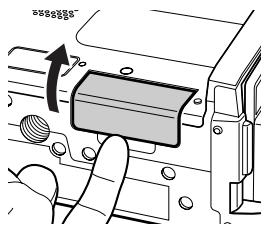 HITACHI DZ-BX31E(UK) - Insertion et retrait de la carte - 1