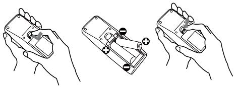 HITACHI CP-X467 - Mise en place des piles dans la télécommande - 1