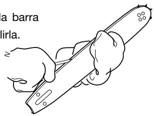JONSERED CS 2117 EL - Verifica del sistema di lubrificazione automatica della catena - 3