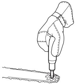 JONSERED CS 2255 - Neuswiel van het zaagblad smeren - 4