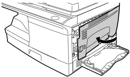 OLIVETTI D-COPIA 200D - Fermez le capot frontal, puis le capot latorial en appuyant sur les zones arrondies situées à côté du bouton d'ouverture du capot latorial. - 3