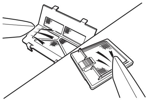 KYOCERA FS-9530DN - Appuyez sur l'onglet du filtre de droite lorsque vous le retirez. - 2