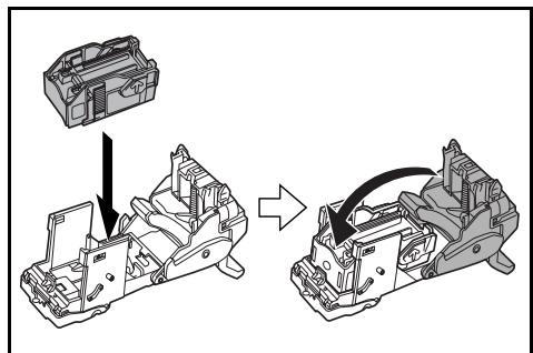 KYOCERA MT-720 - Caricamento dei contentitori della cartuccia pinzatrice B/C (opzionale) - 4