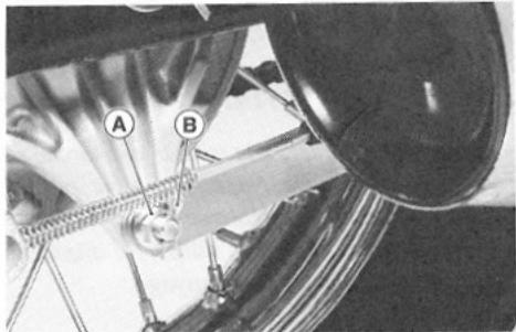 KAWASAKI ELIMINATOR 125 - Contrôle de la flèche de la chaîne - 1