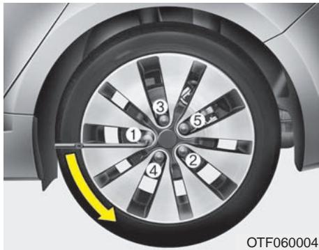 KIA OPTIMA 2011 - A VERTISSEMENT - Changer une roue - 1