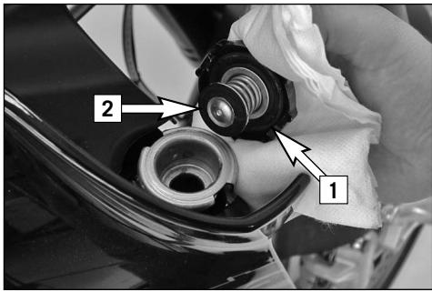 KTM 990 SUPER DUKE - Vérification du niveau de liquide de refroidissement dans le vase d'expansion - 1