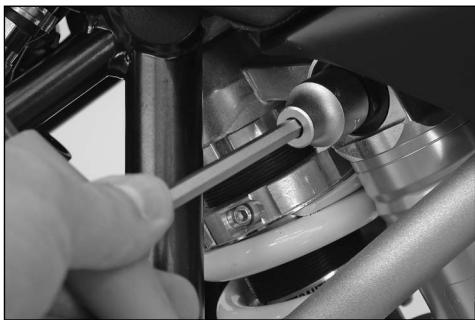 KTM 990 SUPER DUKE - Réglement de l'amortissement à la compression de l'amortisseur - 2
