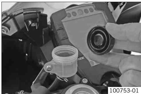 KTM 1190 RC8 R FR - Rectifier le niveau de liquide de l'embrayage hydraulique - 2
