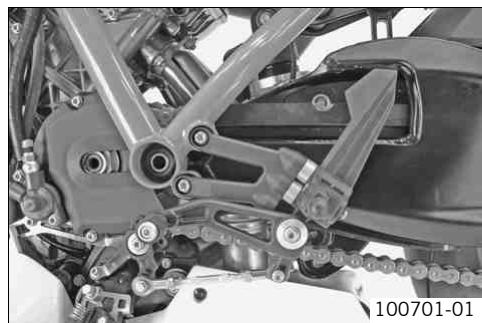 KTM 1190 RC8 R FR - Régler la position du repose-pied - 4