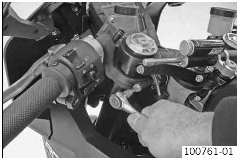 KTM 1190 RC8 R FR - Régler la position inférieure des bracelets de guidon : - 2