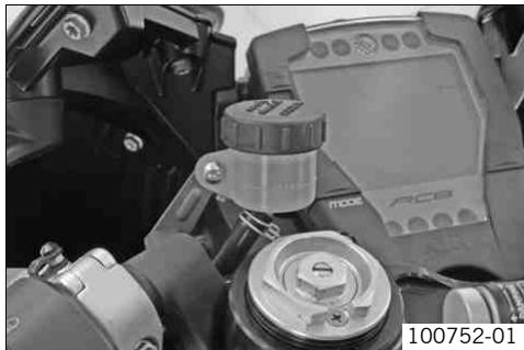 KTM 1190 RC8 R JP - Contrôler le niveau de liquide de l'embrayage hydraulique - 2
