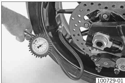 KTM 1190 RC8 R JP - Contrôler la pression d'air des pneus - 2