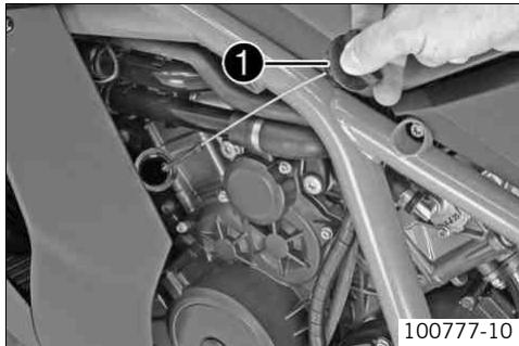 KTM 1190 RC8 R JP - Faire l'appoint d'huile moteur - 2