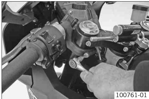 KTM 1190 RC8 R JP - Régler la position inférieure des bracelets de guidon : - 2