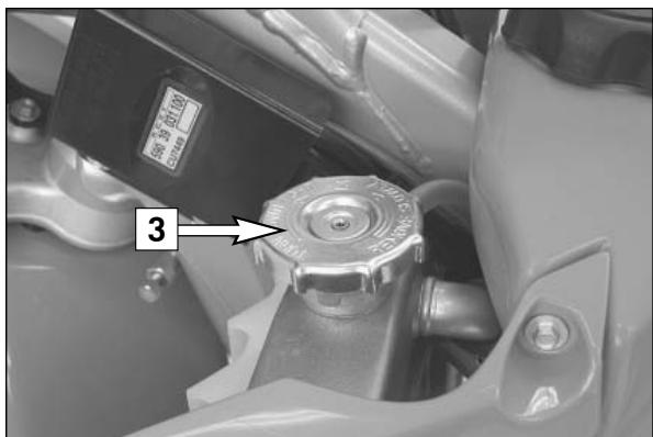 KTM 400 EXC RACING - Remplacement d'une ampoule de phare ou de la veilleuse - 2