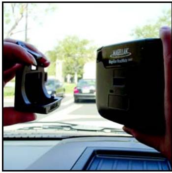 MAGELLAN ROADMATE 3000T - Installer le support de fixation pour pare-brise - 1