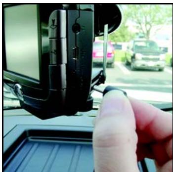 MAGELLAN ROADMATE 3000T - Installer le support de fixation pour pare-brise - 4