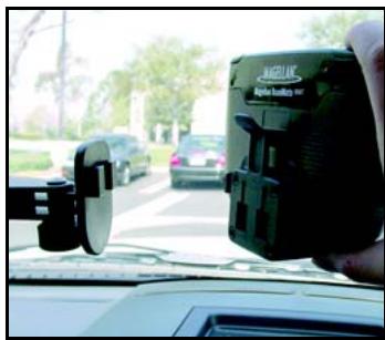 MAGELLAN ROADMATE 3000T - Installer le support de fixation pour pare-brise - 2