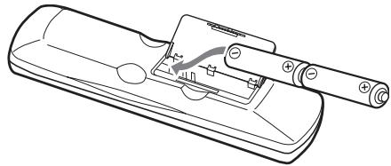 ONKYO DVSP405 - Almacenar los discosOTO no funciona correctamente, cambie las dos baterias.   
- No mezcle bateríasuales con baterías usadas, ni distinctostipsodebaterías.   
- Si noiene la intencion de utiliser el controlador remoto durante mucho tiempo, extraiga las baterias paraatarvaporiblesperdidas y corrosiones.   
- Las baterías agotadas deben sustituirse lo antes posibles para evaporar perdidas y corrosiones.



No almacene los discos en lugarares expuestos a la luz solar directa nioca de fuentes de calor.   
No almacene los discos en Lugares humedes o polvorientos, como el bano oerca de un humidificador.   
Almacene siempre los discos en sus cajas y verticalmente. Si apila los discos, o si colocao objetos encima de discos no protegidos, pueda causar que los discos se alabeen, se rayen, u otros días.

Instalar las bateríascontrolador remot - 2