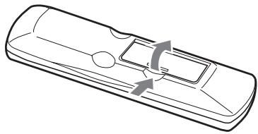ONKYO DVSP405 - Almacenar los discosOTO no funciona correctamente, cambie las dos baterias.   
- No mezcle bateríasuales con baterías usadas, ni distinctostipsodebaterías.   
- Si noiene la intencion de utiliser el controlador remoto durante mucho tiempo, extraiga las baterias paraatarvaporiblesperdidas y corrosiones.   
- Las baterías agotadas deben sustituirse lo antes posibles para evaporar perdidas y corrosiones.



No almacene los discos en lugarares expuestos a la luz solar directa nioca de fuentes de calor.   
No almacene los discos en Lugares humedes o polvorientos, como el bano oerca de un humidificador.   
Almacene siempre los discos en sus cajas y verticalmente. Si apila los discos, o si colocao objetos encima de discos no protegidos, pueda causar que los discos se alabeen, se rayen, u otros días.

Instalar las bateríascontrolador remot - 1